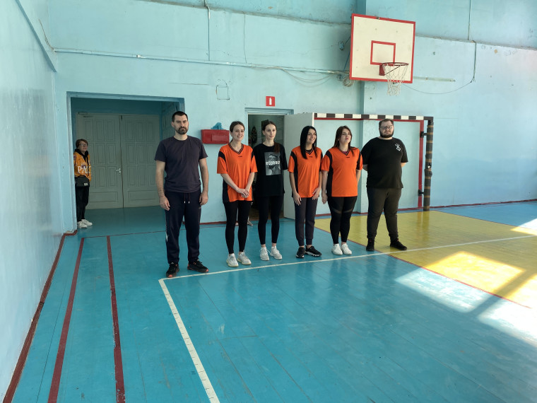 Товарищеский матч по волейболу педагогов и учащихся.